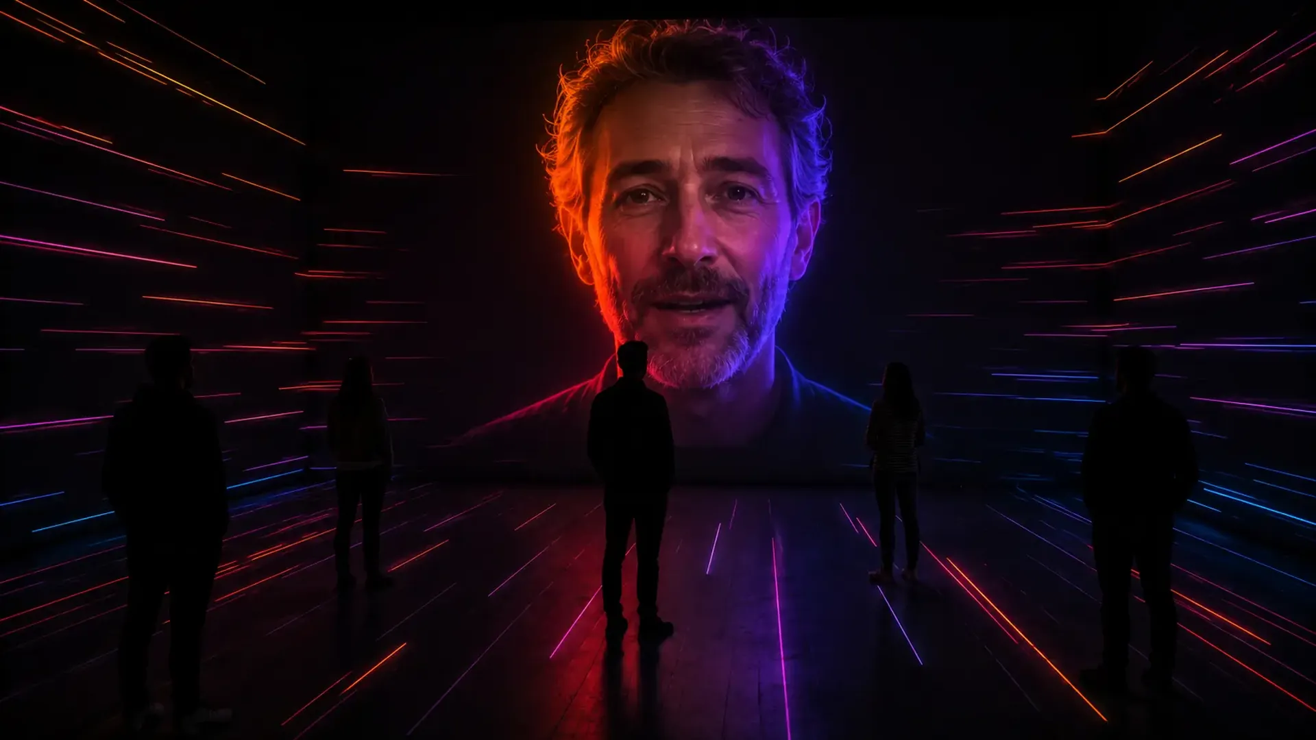 Visage d'un personnage virtuel affiché dans une salle immersive parcourue de traits lumineux, entouré de visiteurs
